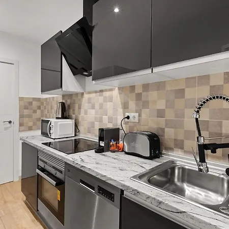 3br - 2bh In The Center